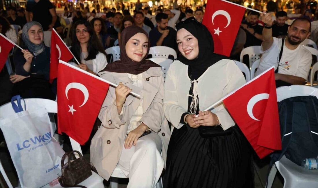 Ay yıldızlı coşku meydana sığmadı İzmit Kent Meydanı’nda buluşan binlerce Kocaelili, EuroBasket 2025’te finale yükselen