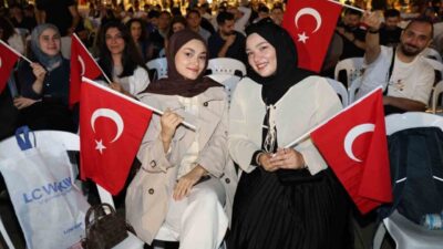 İzmit Kent Meydanı’nda buluşan binlerce Kocaelili, EuroBasket 2025’te finale yükselen