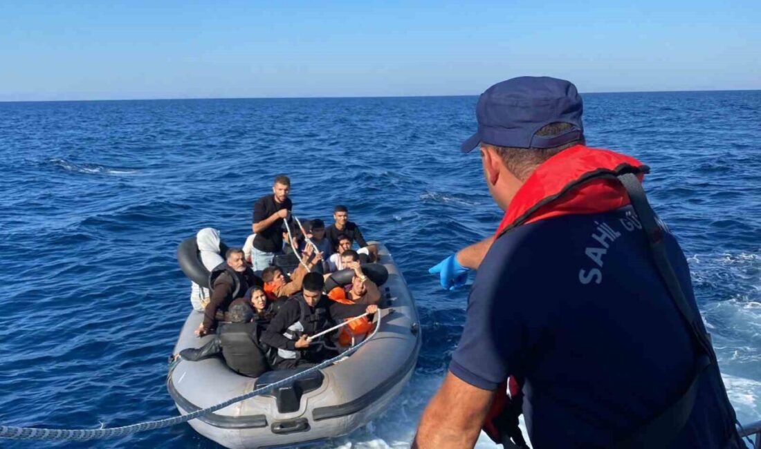 Aydın açıklarında, iki ayrı operasyonla toplam 12 düzensiz göçmen kurtarıldı.