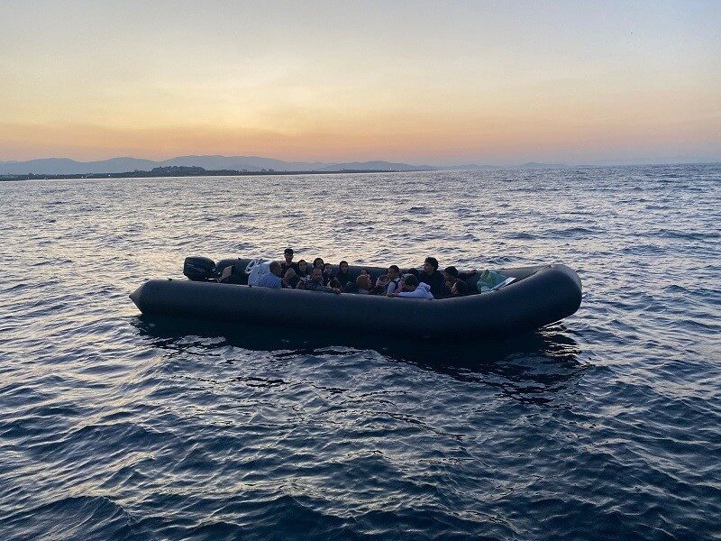 Aydın’ın Didim ilçesinde lastik bot içerisindeki 5’i çocuk 25 düzensiz