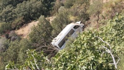 Aydın’ın Sultanhisar ilçesinde yoldan çıkıp uçuruma sürüklenen servis minibüsünün şoförü