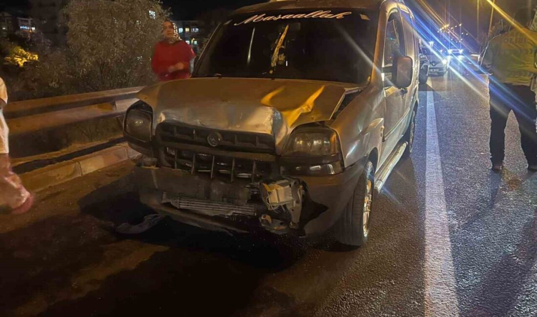 Aydınlatma direği otomobilin üzerine düştü: 2 yaralı Nevşehir’de kontrolden çıkan otomobil, aydınlatma direğine çarptı. Direk otomobilin üzerine