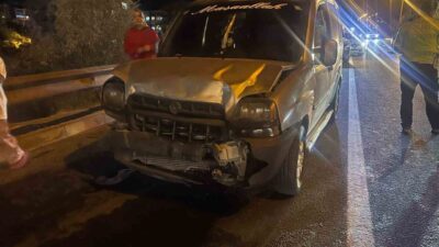 Nevşehir’de kontrolden çıkan otomobil, aydınlatma direğine çarptı. Direk otomobilin üzerine
