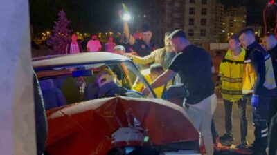 Kayseri’nin Melikgazi ilçesinde direksiyon hakimiyetini kaybederek, aydınlatma direğine çarpan sürücü