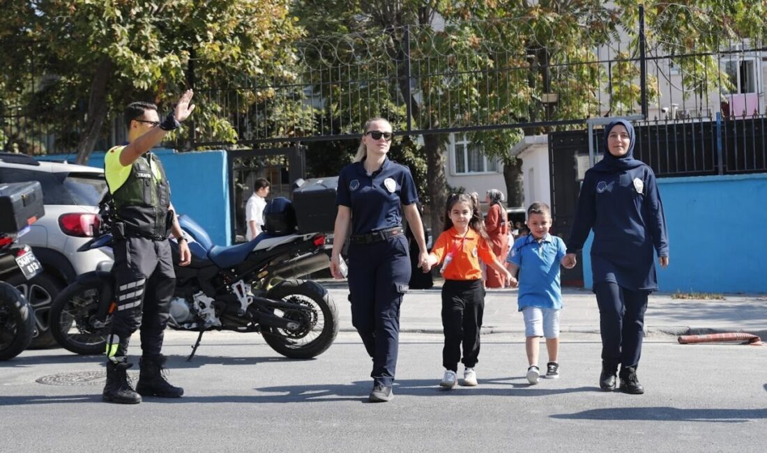 Bağcılar Belediyesi Zabıta Müdürlüğü ekipleri, Uyum Haftası’nda okul hayatına yeni