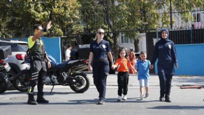 Bağcılar Belediyesi Zabıta Müdürlüğü ekipleri, Uyum Haftası’nda okul hayatına yeni