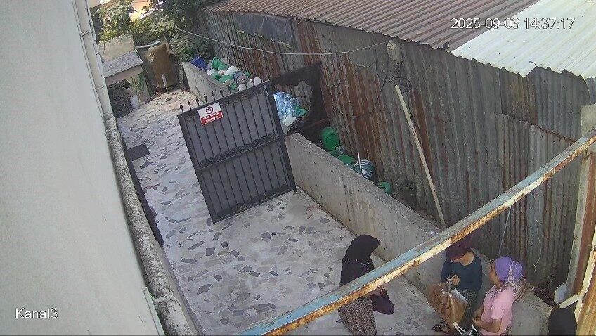 Bahçede kıyafet değiştiren kadınlar, merak konusu oldu Kocaeli’nin Darıca ilçesinde 3 kadın, ara sokaktaki bir evin bahçesinde