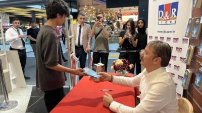 Bahçelievler Belediye Başkanı Dr. Hakan Bahadır, “Kent Doktoru” kitabı için