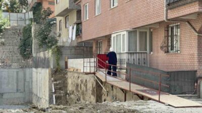 Bahçelievler’de bir inşaatın temel kazı çalışmaları sırasında, bitişiğindeki bir binanın