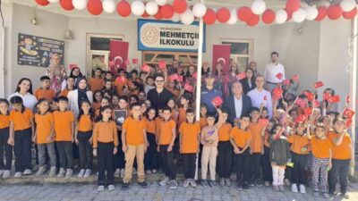 Van’ın Bahçesaray ilçesinde ‘İlköğretim Haftası’ dolayısıyla tören düzenlendi. 2025-2026 eğitim-öğretim