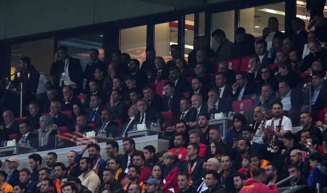 Bakan Bak, Galatasaray – Liverpool maçını takip etti Gençlik ve Spor Bakanı Osman Aşkın Bak, Galatasaray ile Liverpool