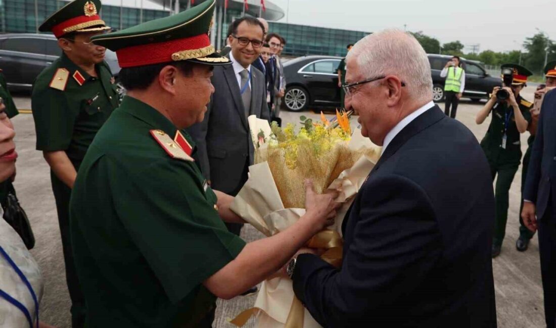 Savunma Bakanı Yaşar Güler, Vietnam Savunma Başkanı Phan Van Giang’ın