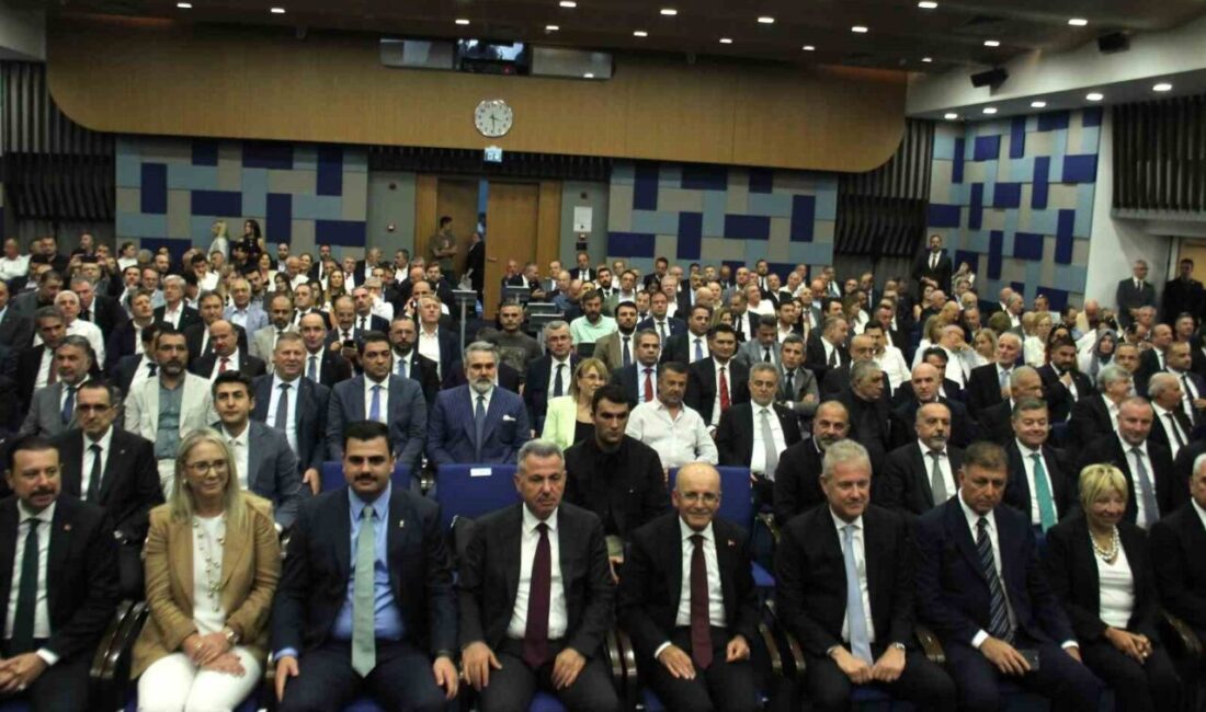 Hazine ve Maliye Bakanı Mehmet Şimşek, İzmir’de iş dünyasıyla bir