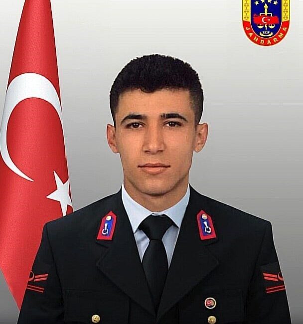 Bakan Yerlikaya’dan şehit Uzman Çavuş Yücel Yeşil için başsağlığı mesajı İçişleri Bakanı Ali Yerlikaya, bir otomobilin çarpması sonucu şehit olan