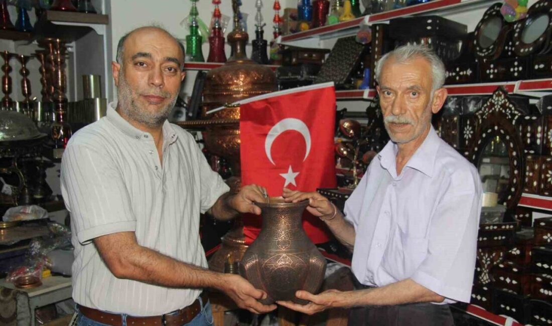 Gaziantep’te yarım asırdır bakırcı ustası olan Recep ve Salman Hançerkıran