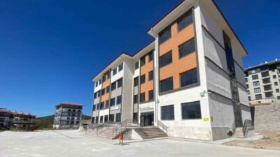 Balıkesir’de eğitime yapılan yatırımlar kapsamında Altıeylül ilçesinde yapımı tamamlanan 3