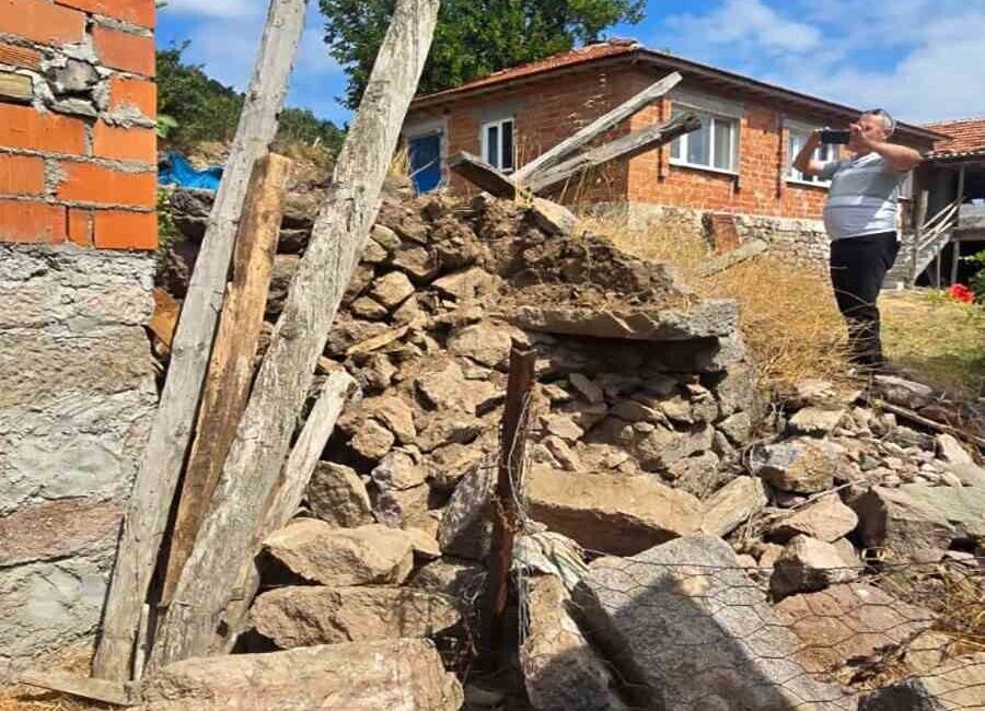 Balıkesir’de 4.9 büyüklüğünde depremde 2 metruk evde çökmeler meydana geldi. Balıkesir’in Sındırgı ilçesinde 4.9 büyüklüğünde deprem meydana geldi. Deprem, İzmir,