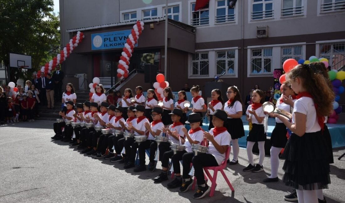 Balıkesir’de okullarda ders zili çaldı Balıkesir’de 2025-2026 eğitim öğretim yılı Plevne İlkokulunda yapılan törenle başladı.