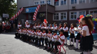 Balıkesir’de 2025-2026 eğitim öğretim yılı Plevne İlkokulunda yapılan törenle başladı.