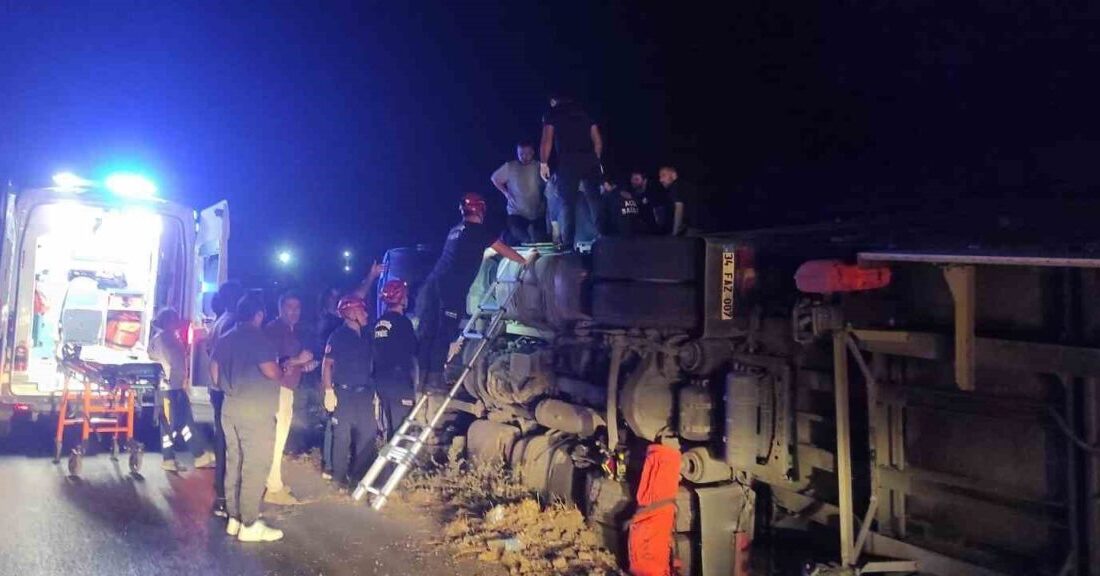 Balıkesir Bursa karayolunda paketli gıda yüklü tırın devrilmesi sonucu sürücü