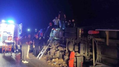 Balıkesir Bursa karayolunda paketli gıda yüklü tırın devrilmesi sonucu sürücü