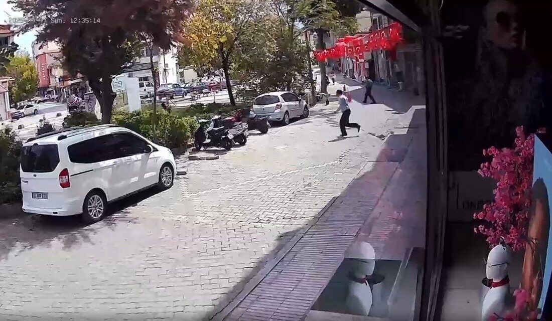 Balıkesir’de yaşanan deprem anı saniye saniye güvenlik kamerasına yansıdı Balıkesir’in Sındırgı ilçesinde 4.9 büyüklüğünde deprem meydana geldi. Deprem sırasında