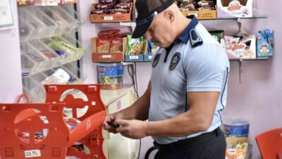 Balıkesir’de zabıta ekipleri, yeni eğitim-öğretim yılının başlamasıyla birlikte merkez ilçe