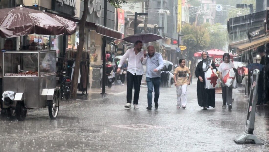 Bandırma’da sağanak yağış etkili oldu Balıkesir’in Bandırma ilçesinde öğle saatlerinde aniden başlayan sağanak yağış, vatandaşlara