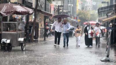 Balıkesir’in Bandırma ilçesinde öğle saatlerinde aniden başlayan sağanak yağış, vatandaşlara