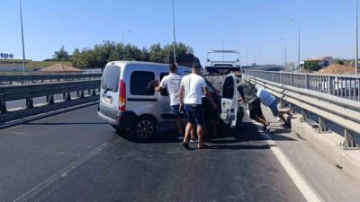 Antalya’nın Manavgat ilçesinde meydana gelen kazada bariyerlere çarpan araç sürücüsü