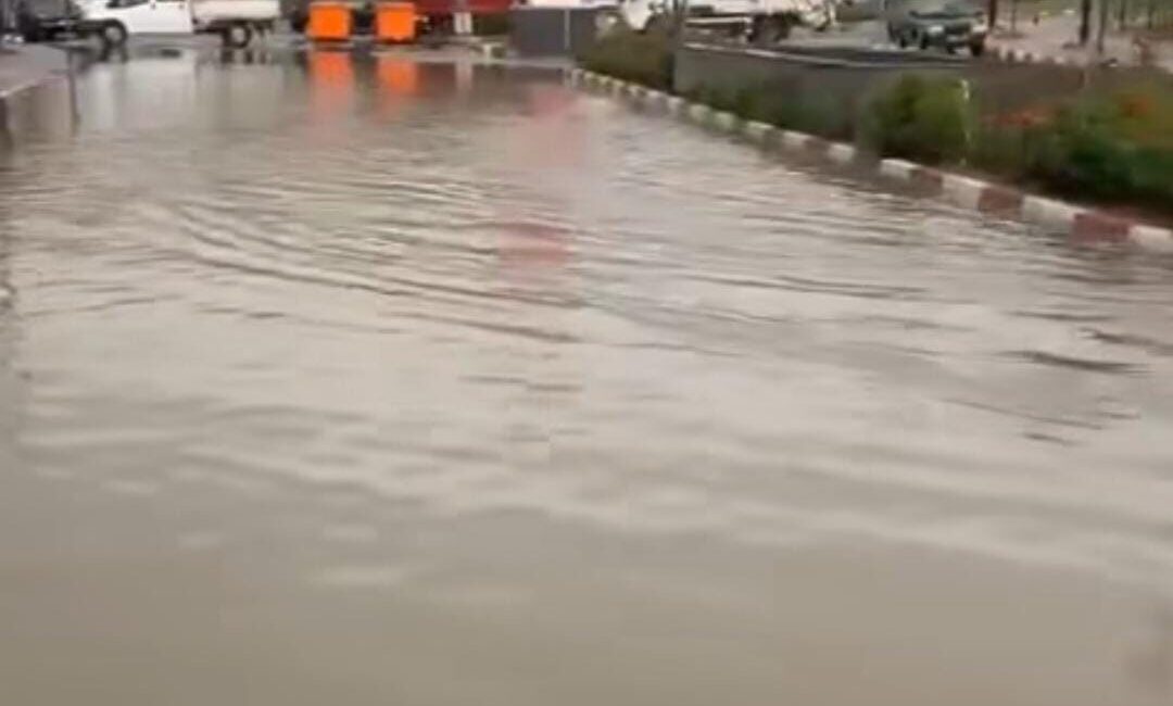 Bartın’da sağanak etkili oldu, caddeler nehre döndü Bartın’ın Kozcağız beldesi etkili olan sağanak yağış nedeniyle caddeler nehre