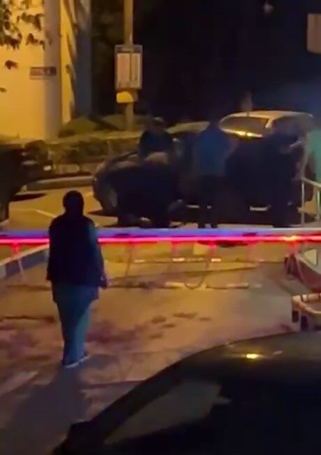 Başakşehir’de alkollü şahıs polis ekiplerine zor anlar yaşattı: O anlar kamerada İstanbul’un Başakşehir ilçesinde alkollü olduğu iddia edilen bir şahıs, polis