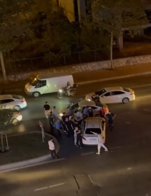 Başakşehir’de yol verme kavgası: Biri kaçtı, diğeri kovaladı İstanbul Başakşehir’de iki sürücü arasında yol verme meselesi nedeniyle çıkan