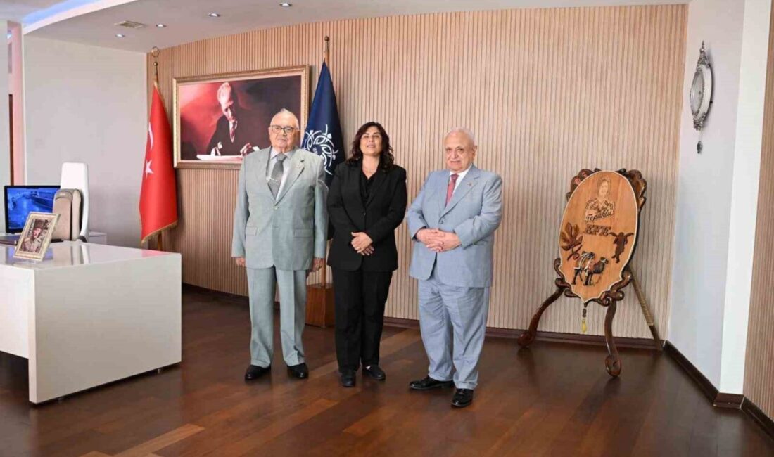 Aydın Büyükşehir Belediye Başkanı Özlem Çerçioğlu, eski Turizm Bakanı Atilla