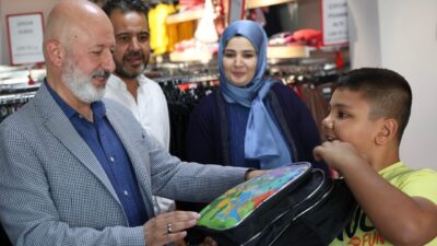 Kocasinan Belediye Başkanı Ahmet Çolakbayrakdar, Dost Eli Projesi kapsamında vatandaşlara