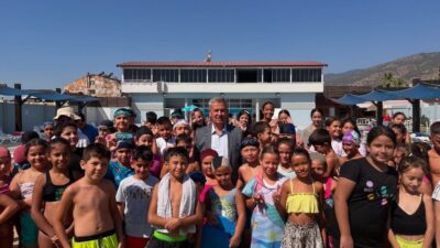 Aydın’ın Buharkent ilçesinde belediye tarafından verilen yüzme kurslarında 260 çocuk