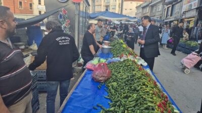 Kütahya Belediye Başkanı Eyüp Kahveci, Cumartesi Pazarı’nı ziyaret ederek esnaf