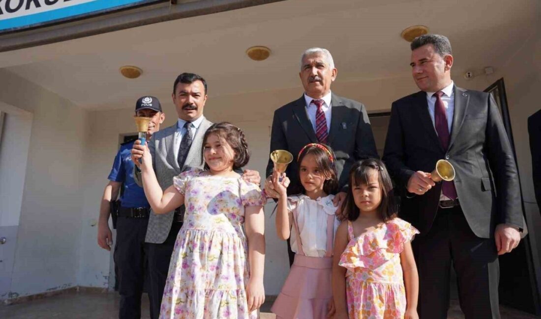 Başkan Hallaç, ilk ders zilinde öğrencilerle buluştu Adıyaman’ın Kahta ilçe Belediye Başkanı Mehmet Can Hallaç, 2025-2026 Eğitim