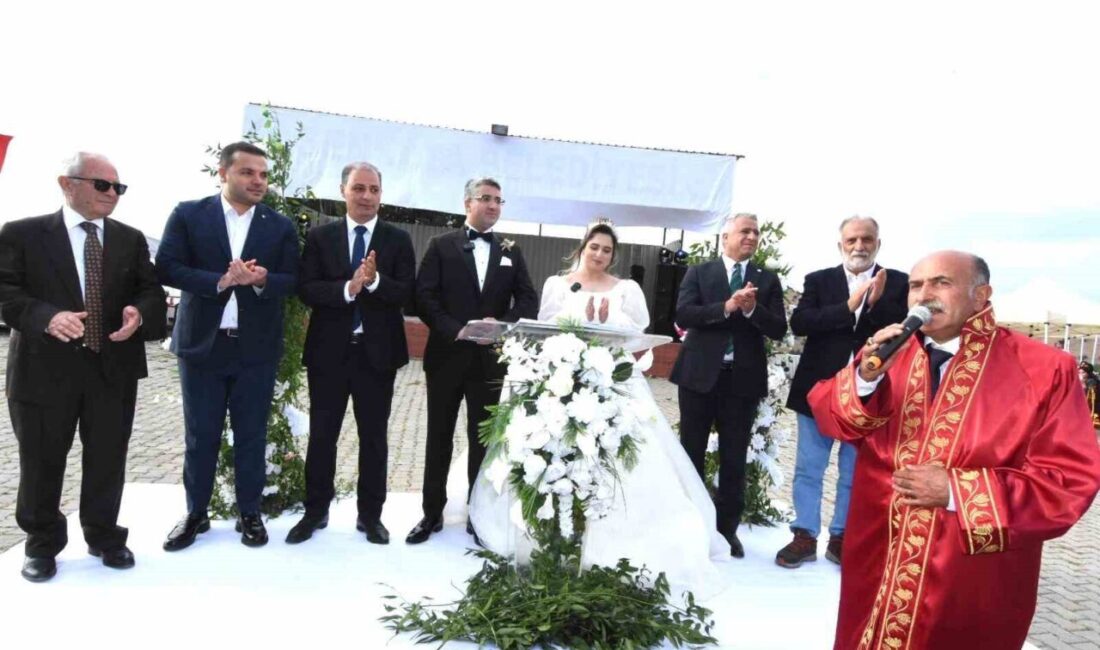 Başkan Özcan, Kızının nikahını kıydı Şenkaya Belediye Başkanı Görbil Özcan’nın kızı Av. Candan Özcan Çalışır,