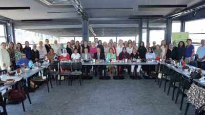 Nilüfer Belediye Başkanı Şadi Özdemir, ilçedeki kadın derneklerinin temsilcileriyle bir