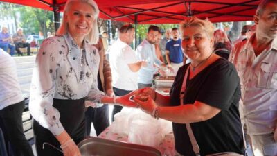 Bilecik Belediye Başkanı Melek Mızrak Subaşı vatandaşlara helva ikram etti.