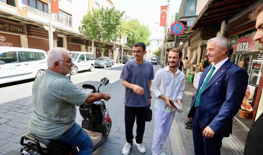 Şahinbey Belediye Başkanı Mehmet Tahmazoğlu, ilçe merkezinde esnaf ve vatandaşlarla