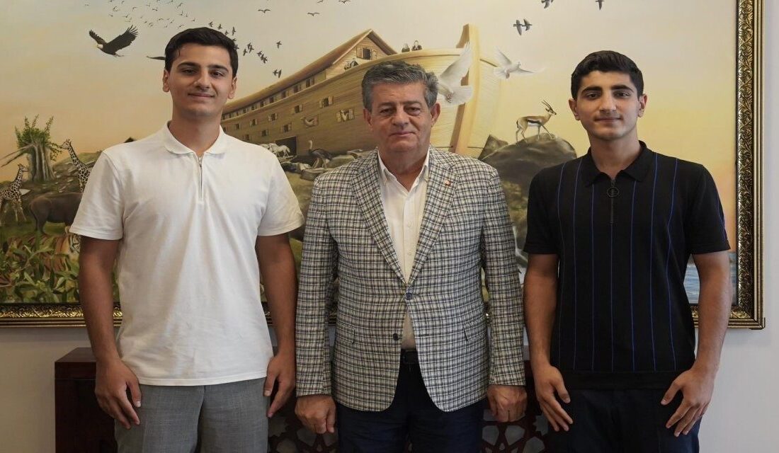 Başkan Yarka, YKS’de derece yapan Uslu kardeşleri ağırladı Şırnak Belediye Başkanı Mehmet Yarka, Yükseköğretim Kurumları Sınavı’nda (YKS) önemli