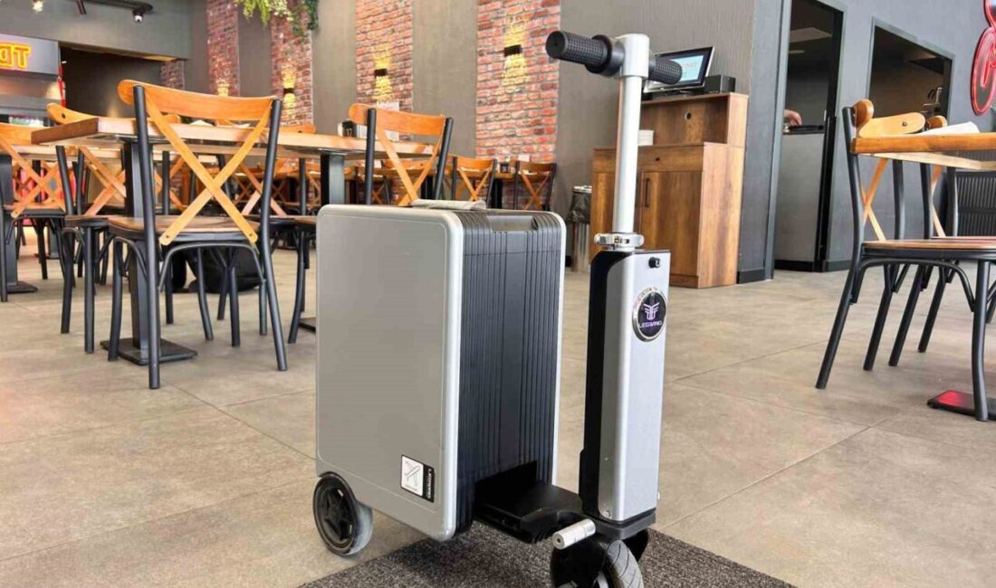 Başkentte scooter valizle paket servisi Başkentte scooter valizle paket servis denemesi yapan esnaf, valizin kullanım