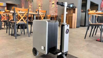 Başkentte scooter valizle paket servis denemesi yapan esnaf, valizin kullanım