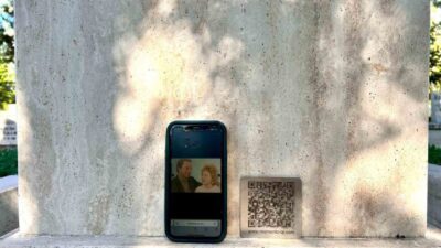 Ankara’da mezar taşlarına eklenen QR kodlar sayesinde vatandaşlar, hayatını kaybeden