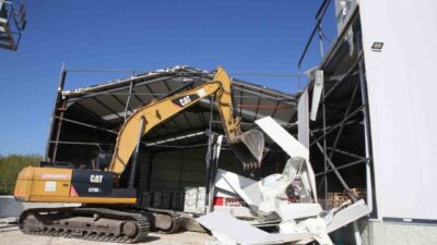 Nilüfer Belediyesi yıkım ekipleri, Başköy Mahallesi’nde 2 bin 400 metrekare