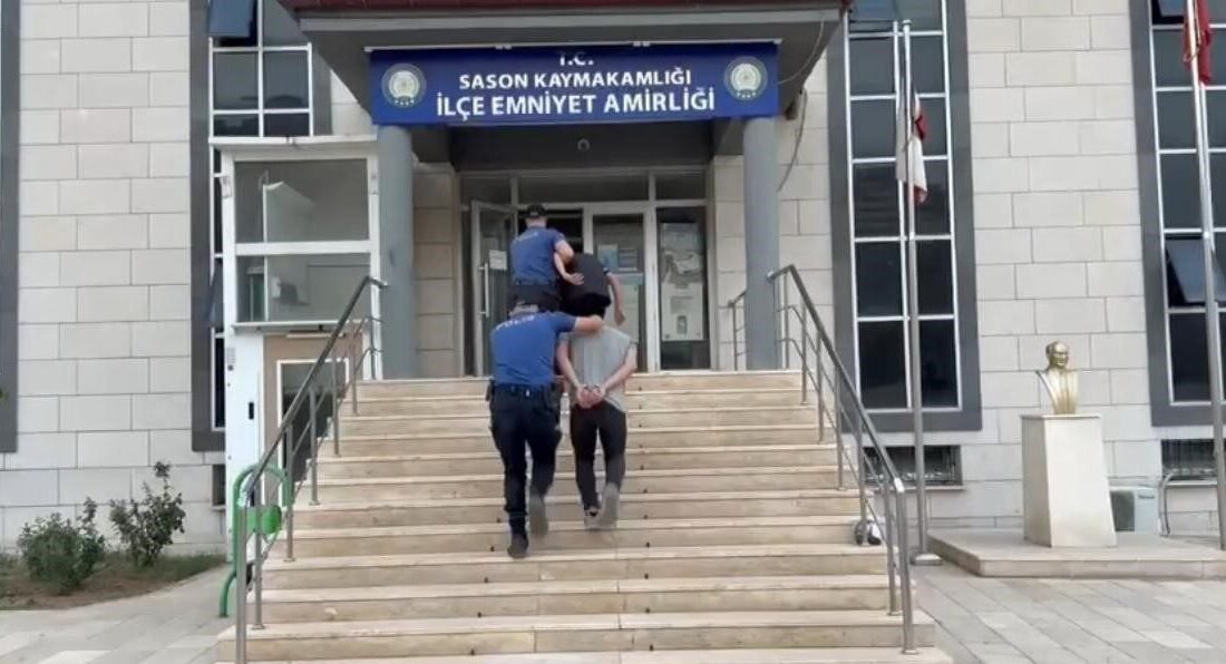 Batman’da hırsızlık operasyonu: 2 tutuklama Batman’ın Sason ilçesinde bir manavın kepenk kilidini kırarak kasadan 4