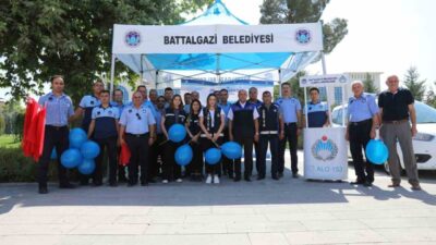 Malatya’nın Battalgazi Belediyesi, Zabıta Haftası kapsamında vatandaşlara Türk bayrağı, balon