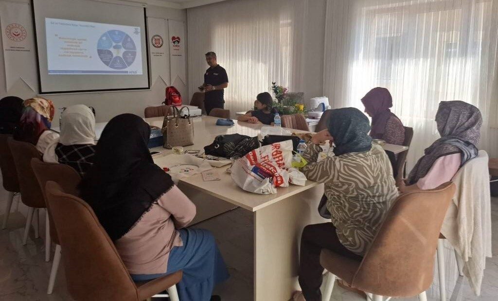 Bayburt’ta ADEM eğitmenlerine ve kursiyerlerine ‘Afet Farkındalık Eğitimi’ verildi Bayburt Aile Destek Merkezi (ADEM) eğitmen ve kursiyerlerine, Bayburt İl